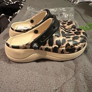 Crocs Platform: women’s Size 6; New with tags